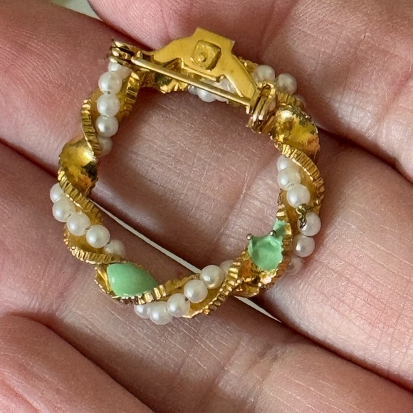 Vintage Gold Tone Wreath Brooch with Faux Pearls and Green Enamel Leaves - Picture 3 of 7